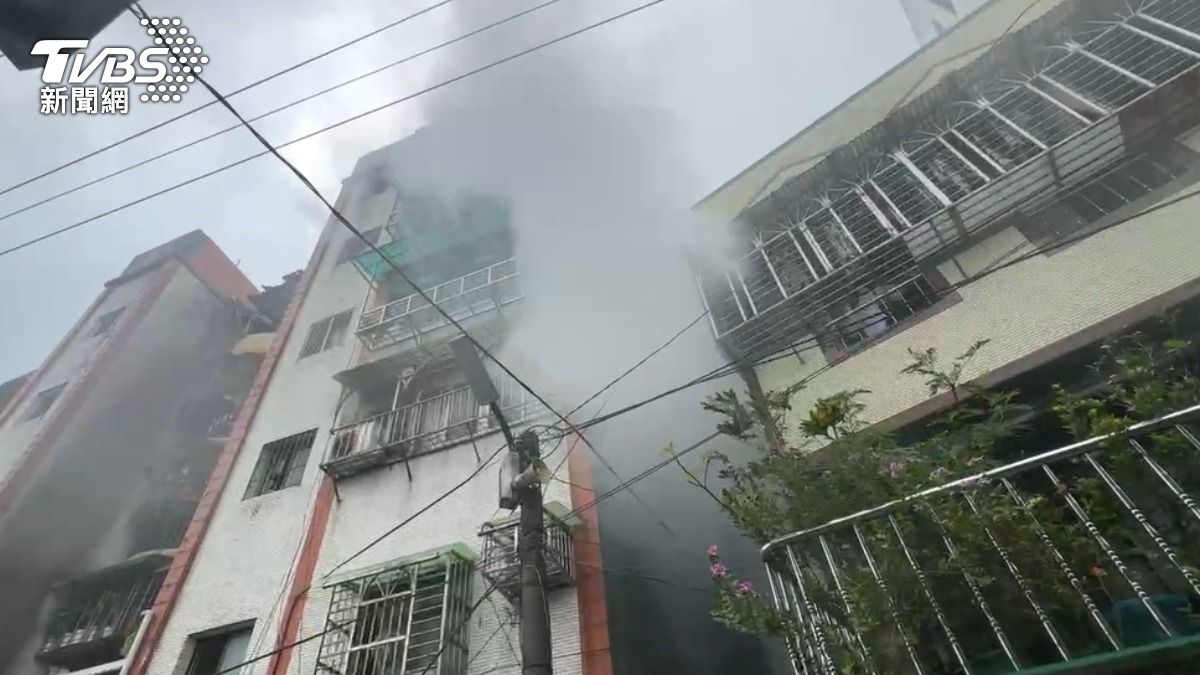 快訊/基隆東光路民宅火災 消防急破門救出受困少年