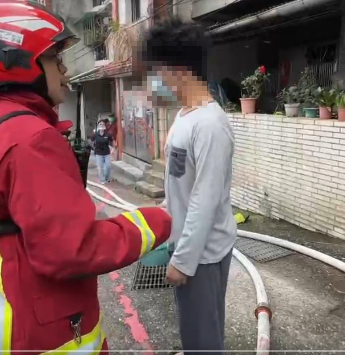 民宅內少年順利脫困。(圖/TVBS)