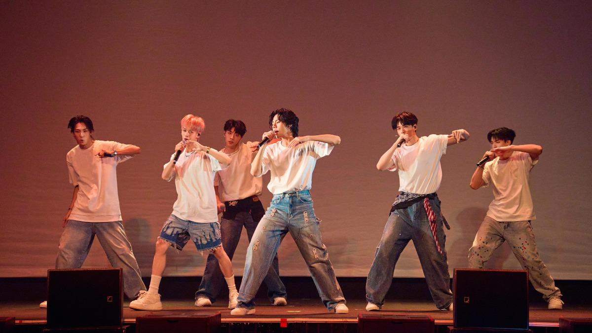 Ozone努力準備表演。(圖/索尼音樂提供)