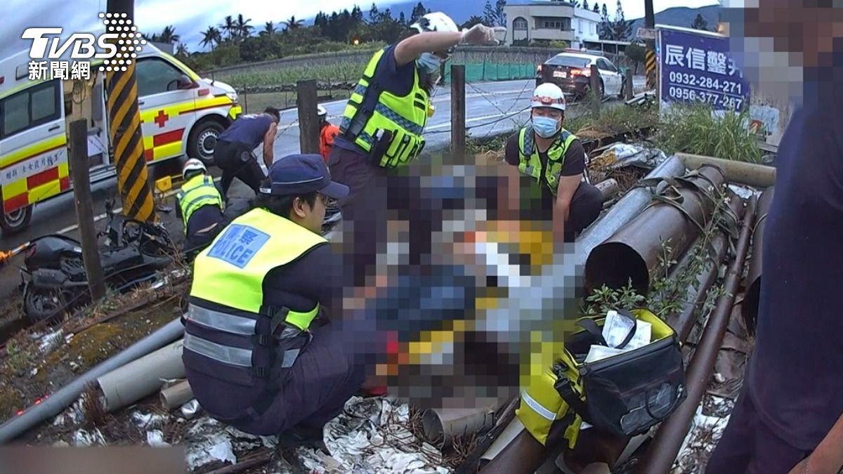 花蓮雙載機車猛撞電桿　後座噴飛、駕駛卡水溝1死1傷