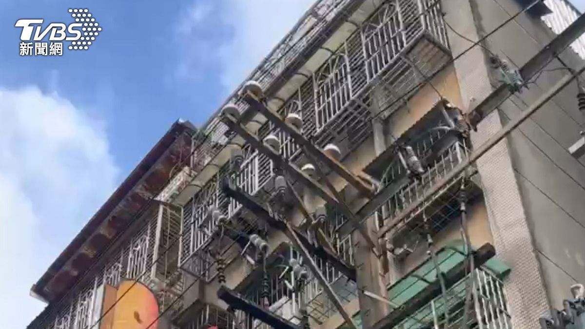 快訊/新北土城頂樓加蓋鐵皮屋火警 1女大面積燒燙傷不治
