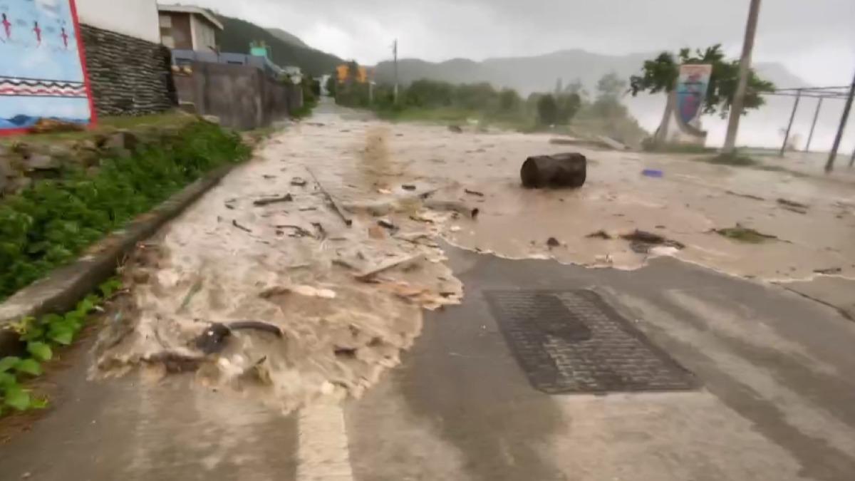 蘭嶼掀7.4米巨浪,大浪打上岸,樹枝伴隨黃泥土,滿地泥濘。(圖/楊馬倫提供)