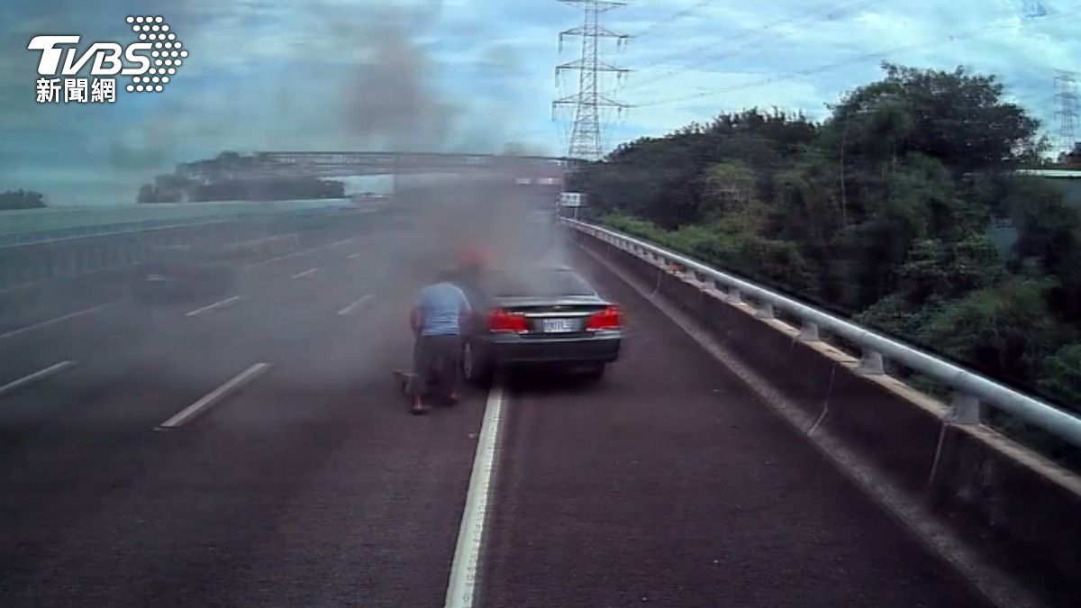 林男見狀二話不說趕緊下車,並頂著火光與濃煙,直接將李翁拖出。(圖/TVBS)