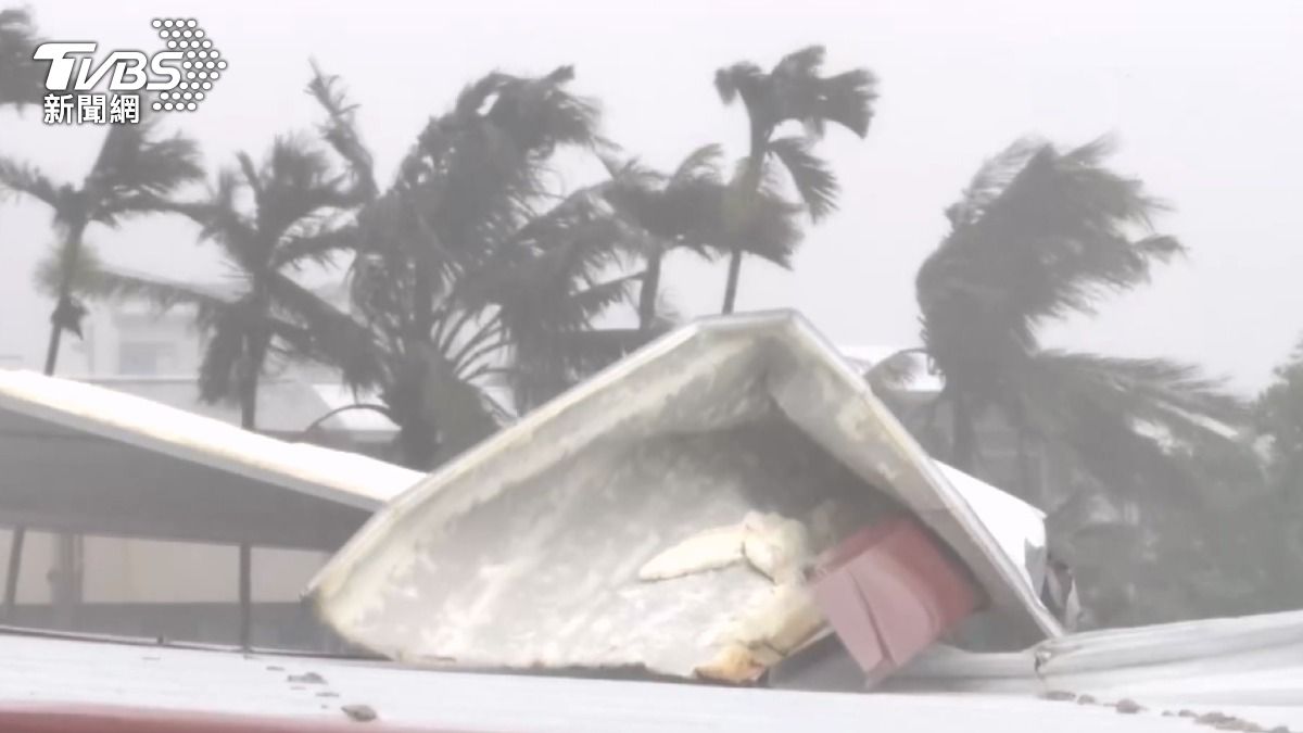 先前楊柳颱風肆虐,導致鐵皮滿天飛,現在居民也趁風雨還沒進來前,緊急請吊車搶修。(圖/TVBS)