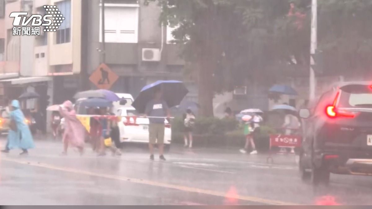 台東市區下午四點多,開始颳風下雨,結果剛好碰上學生放學的時間。(圖/TVBS)