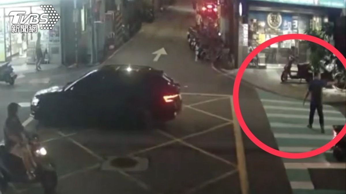 行人朝路過車輛噴灑辣椒水。(圖/TVBS)