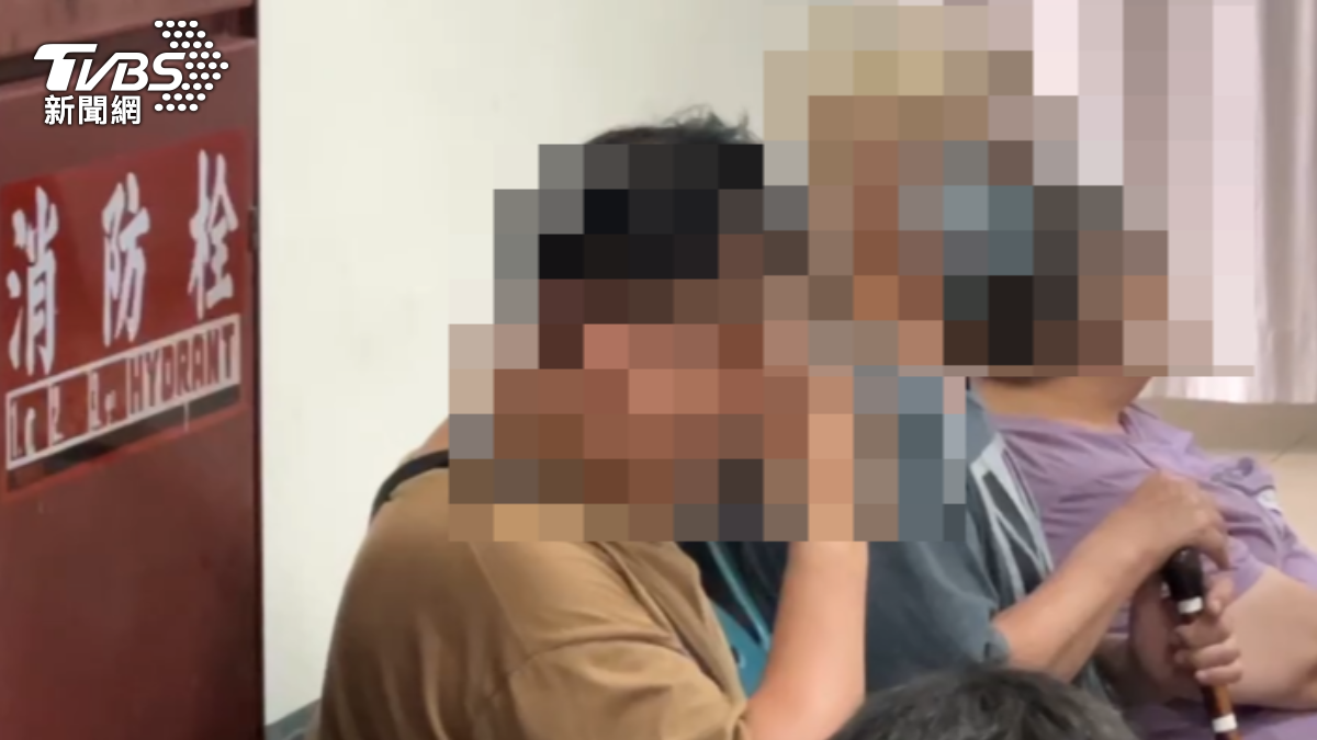 家屬在殯儀館不斷拭淚,神情難掩悲痛。(圖/TVBS)