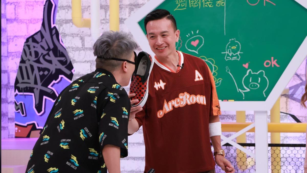 張立東(左)和小鐘玩遊戲。(圖/中天綜合台提供)