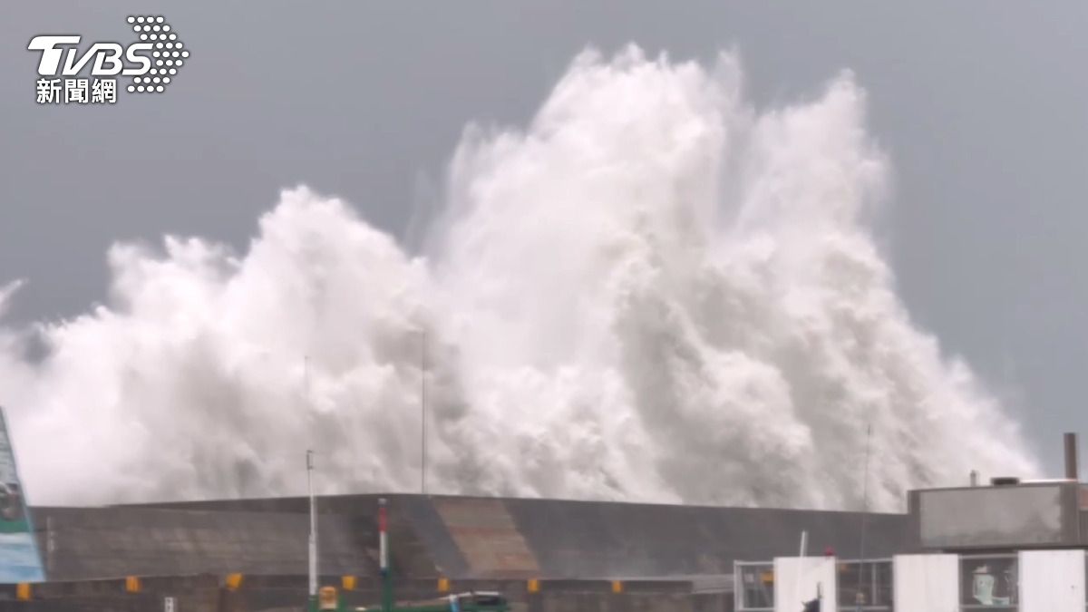 大浪警報「連發」!海水淹上道路 漁民冒風雨守港邊。(圖/TVBS)