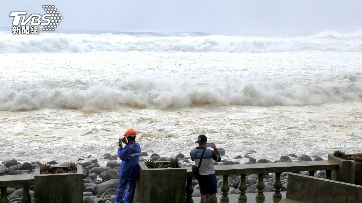 強颱「樺加沙」正掃過菲律賓呂宋島,為當地帶來強風巨浪。(圖/達志影像美聯社)