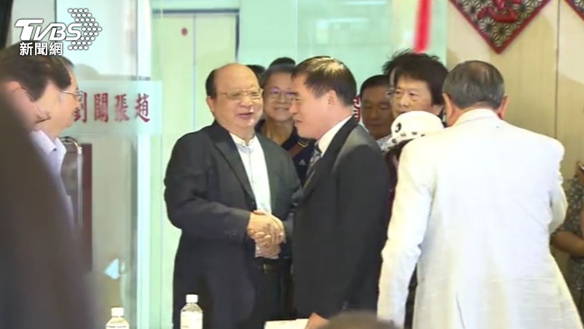郝龍斌打大咖牌,前一天找盧秀燕吃播,今天則和前市長胡志強見面。(圖/TVBS)