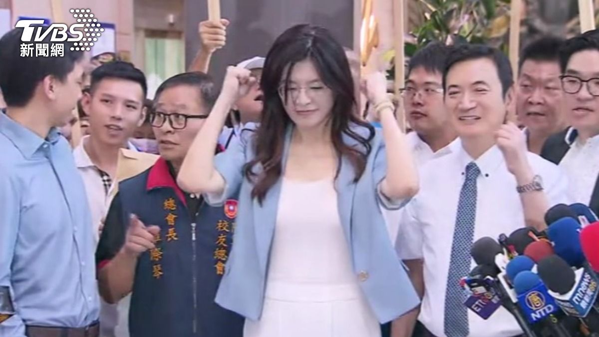 鄭麗文則說,她宣布參選時,盧秀燕是最早來關心她的。(圖/TVBS)