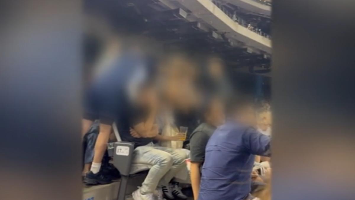 企業包場看球竟「站著喧嘩、垃圾扔地」，網批：沒水準。（圖／球迷提供）
