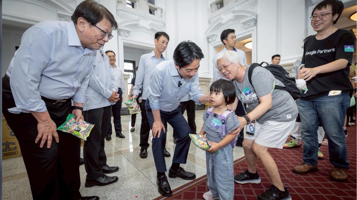 總統府日前重新大開放,總統和參觀民眾互動。(圖/總統府)