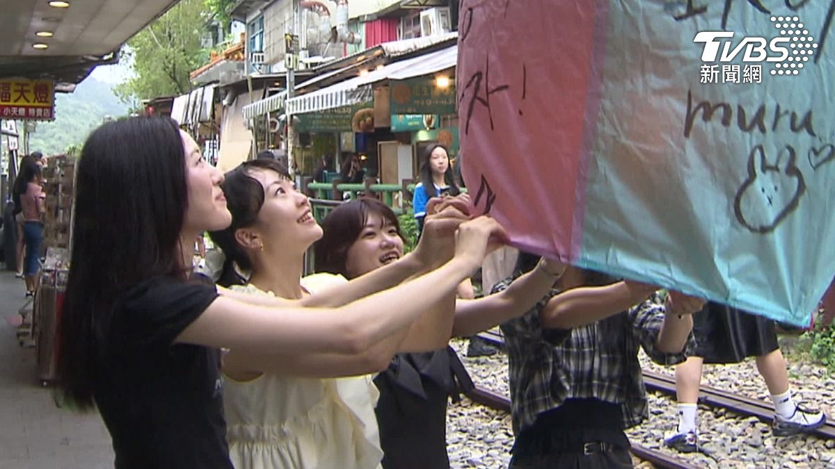 颱風天,風大天燈晃,日女遊客擔心願望被吹走。(圖/TVBS)