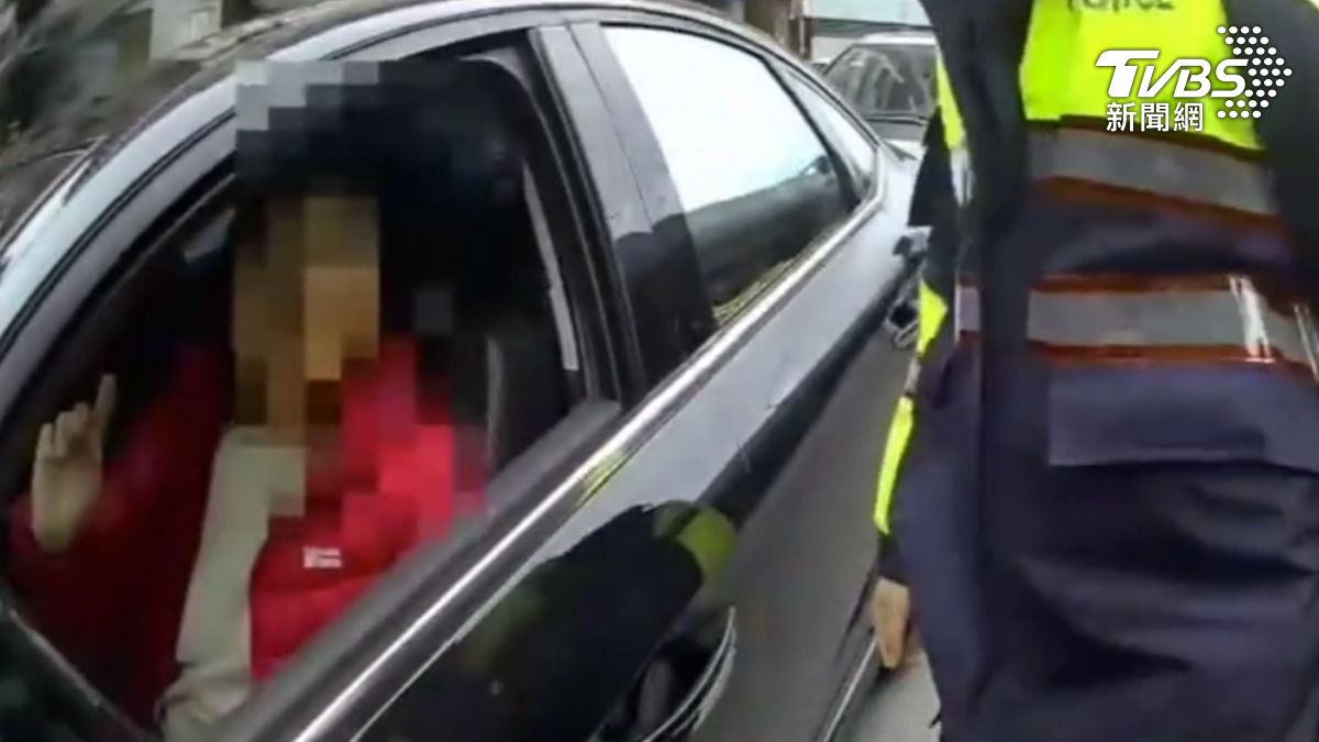 違停被攔揪假車牌，兒目睹母遭銬怒轟。（圖／TVBS）