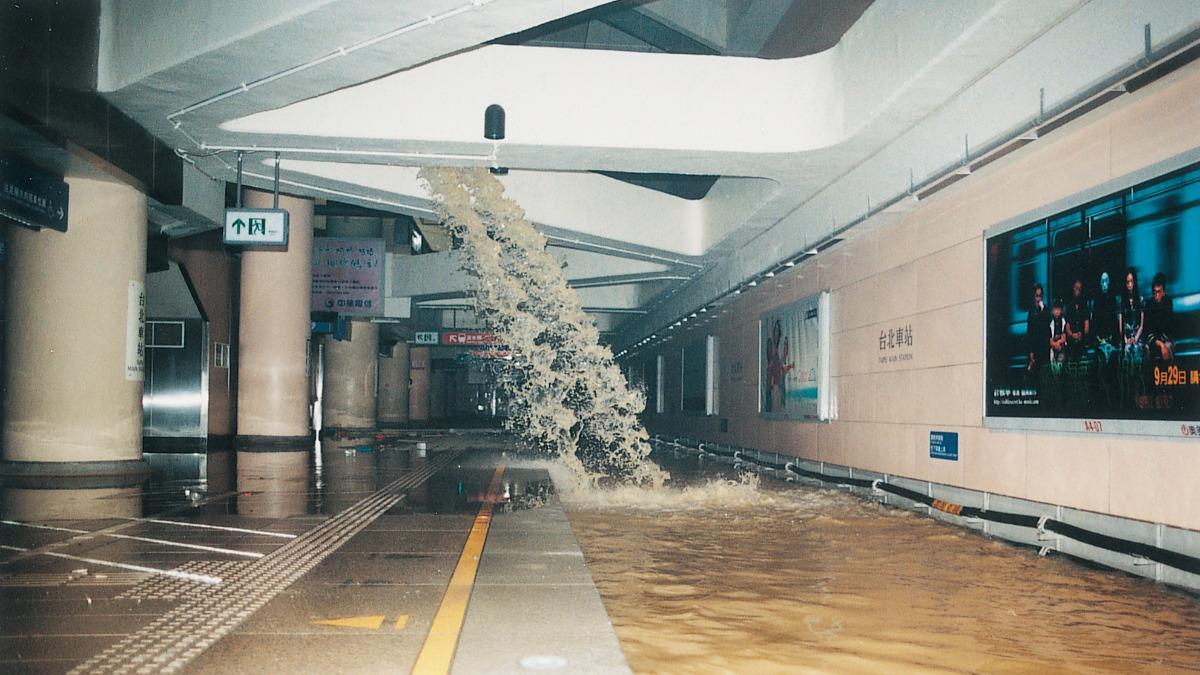 24年前納莉襲台!「水淹北捷」震撼照曝 網痛:台北人的惡夢