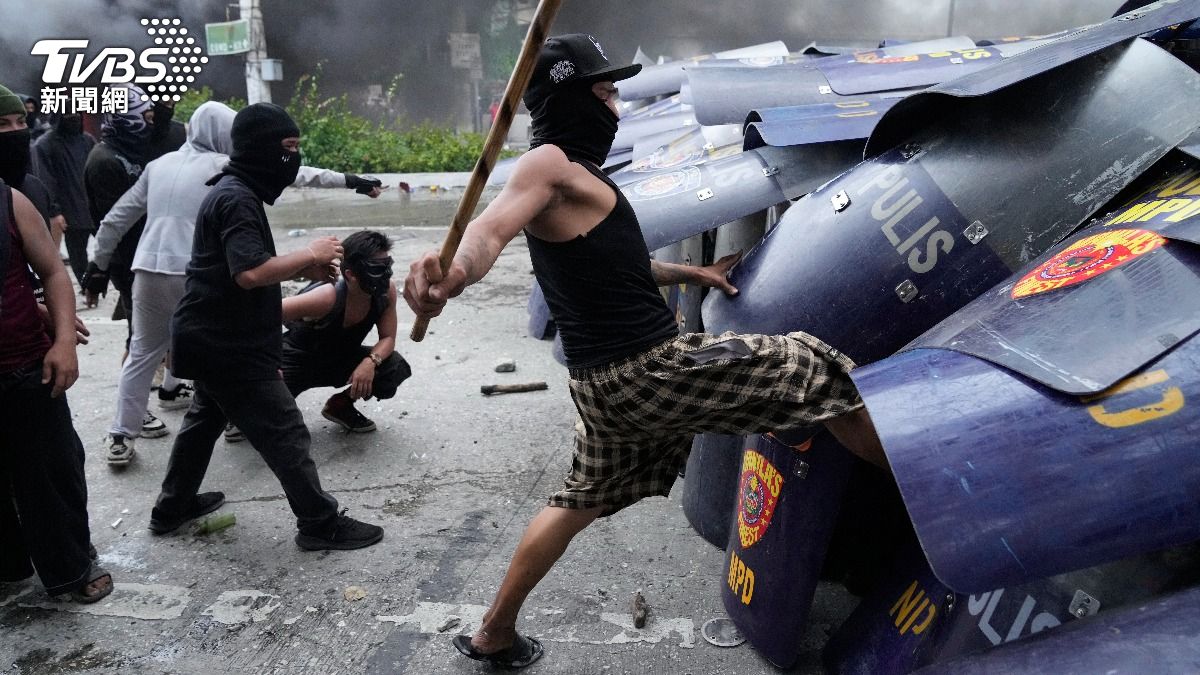 菲律賓爆發防洪工程弊案引爆全民怒吼,21日的馬尼拉示威場面失控上演警民衝突。(圖/達志影像美聯社)