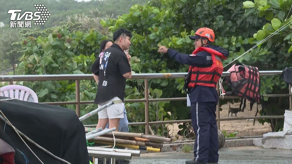憂觀浪危險!海巡署墾丁南灣加強巡邏勸離。(圖/TVBS)