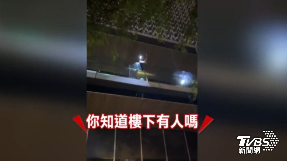 網紅小雞嚕嚕在信義區百貨外拍攝短片時,突然遭樓上工作人員潑清潔水。(圖/TVBS)