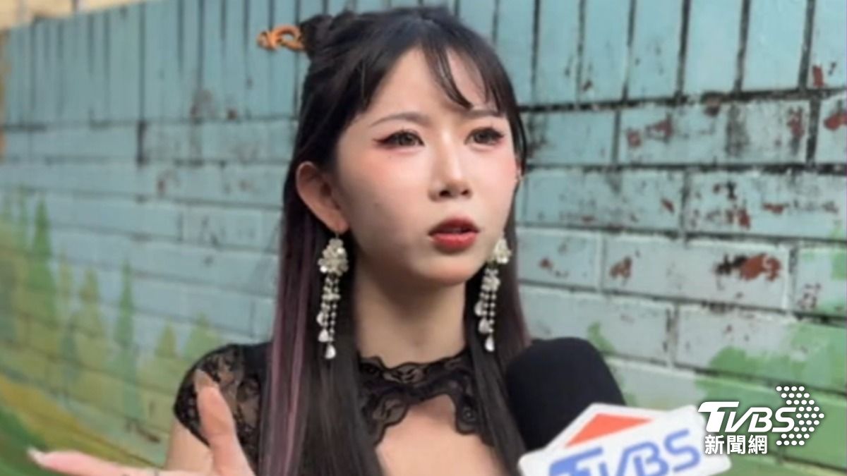 網紅小雞嚕嚕氣壞了,不僅變成落湯雞,皮膚還發癢。(圖/TVBS)