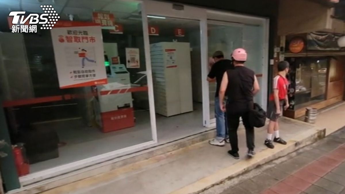內湖停電,有民眾想到蝦皮智取店取貨,只能在門外乾瞪眼。(圖/TVBS)