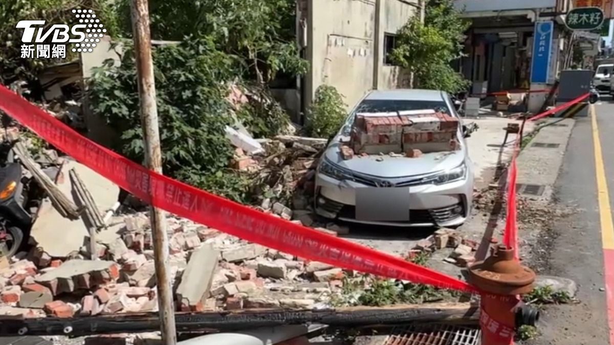 新竹強風吹垮圍牆磚頭壓毀轎車。（圖／TVBS）