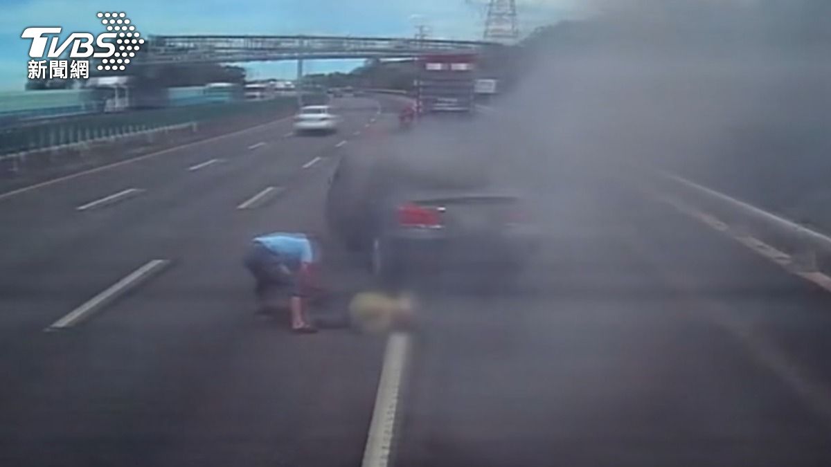 轎車國道自撞起火燒，後方駕駛拖下車救援。（圖／TVBS）