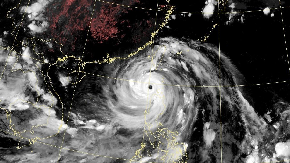 樺加沙颱風/風王甩尾台灣!專家示警「5地雨最猛」:週三前小心災害