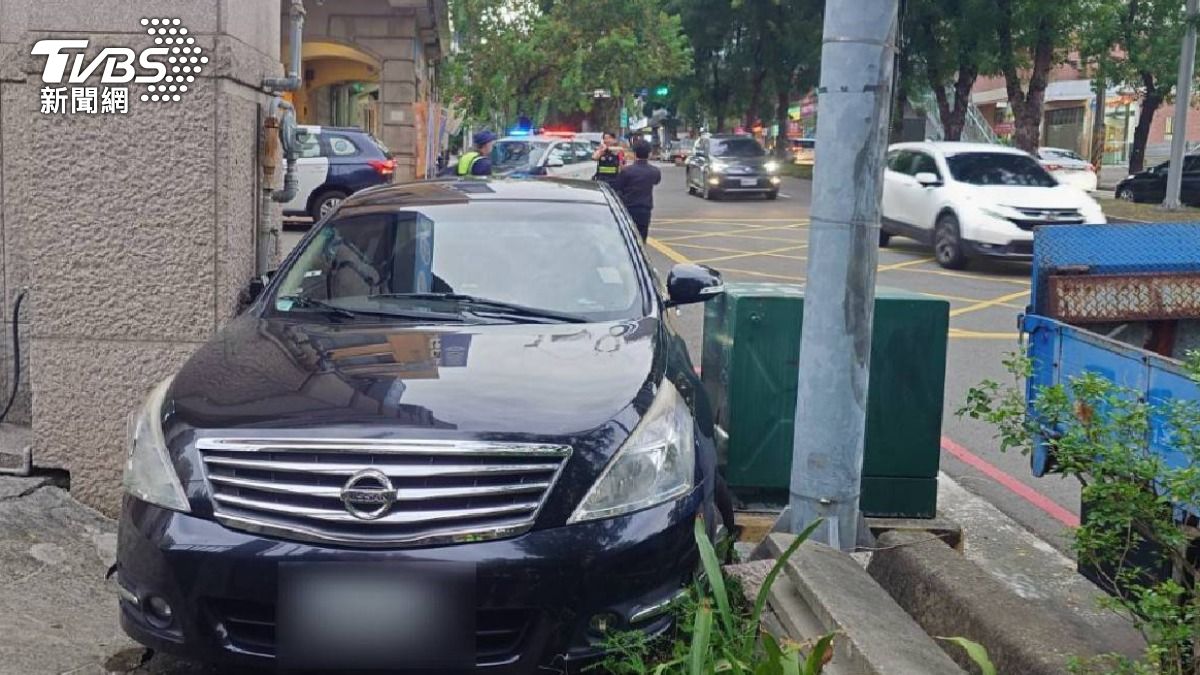車開到一半疑病發!台中男自撞人行道 無心跳裝葉克膜搶命
