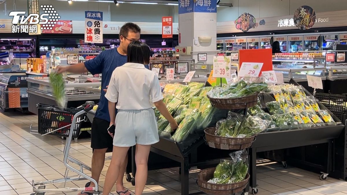 防颱優惠戰開打！超商鮮食85折　量販店推滿額回饋搶商機。(圖／TVBS) 