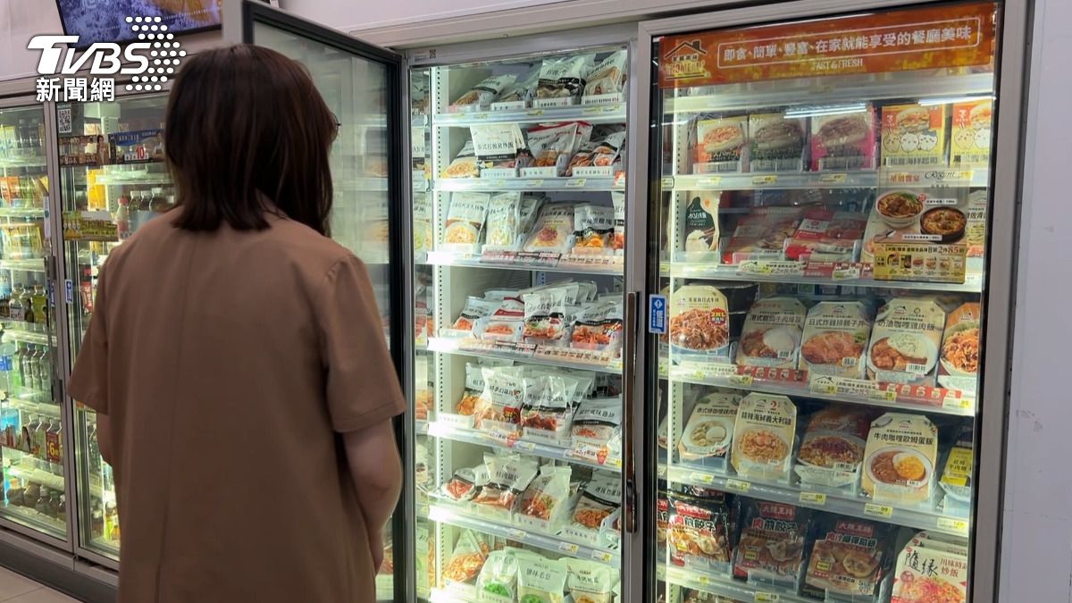 颱風來襲超商優惠　防颱必需品最低85折。(圖／TVBS) 