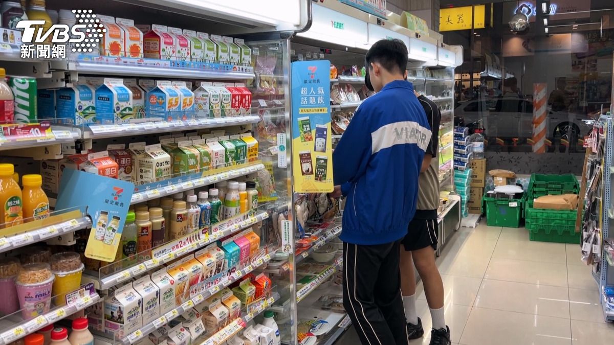 超市與量販店的貨架前，民眾們仔細挑選泡麵、生鮮及冷凍食品等防颱物資。(圖／TVBS) 