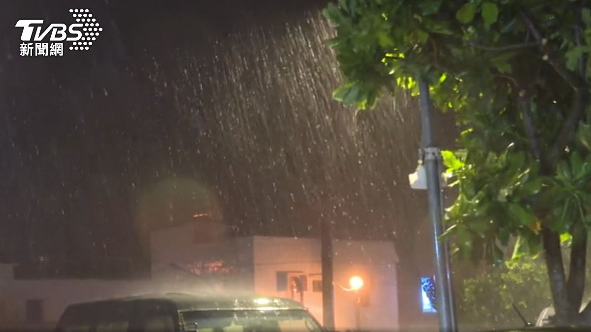 屏東恆春晚間風雨逐漸增強。（圖／TVBS）
