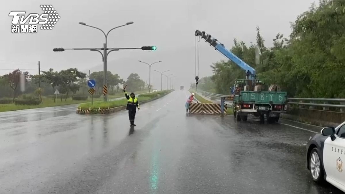 光復馬太鞍溪橋南、北車道今上午近7時,各封一個車道管制行駛。(圖/TVBS)