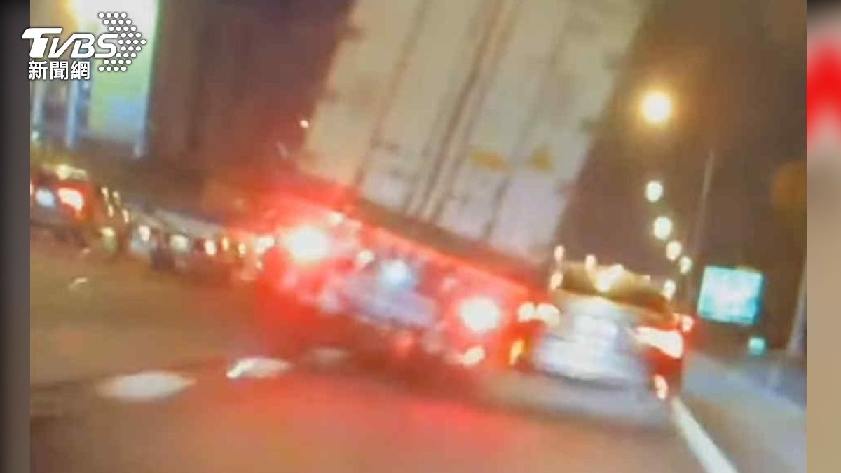 國一恐怖夜襲!大貨車擦撞女駕駛後「消失無蹤」 釀三車連環撞