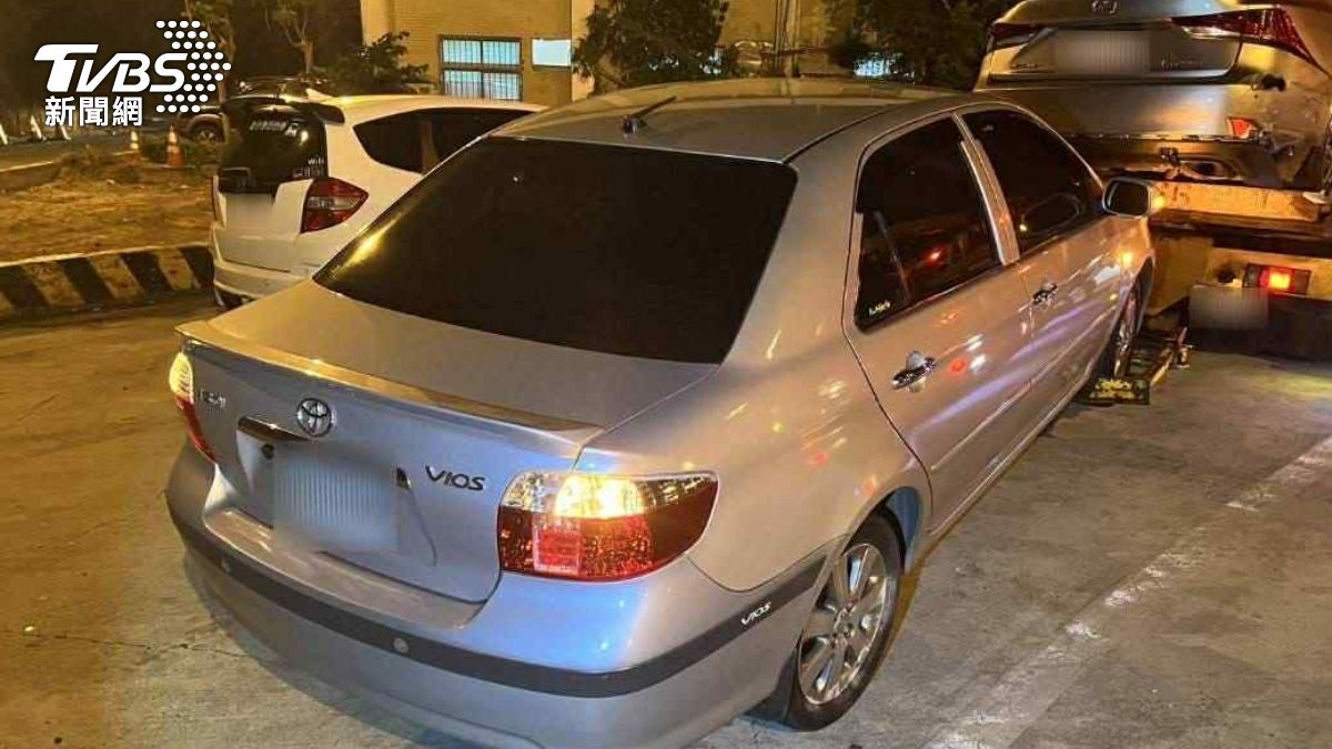 大貨車國道闖禍逃逸無影蹤，「連環撞」釀女駕駛頸傷。（圖／國道警二大隊提供）
