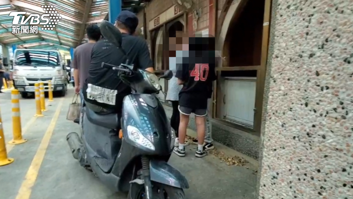 宗姓少年阿嬤痛哭失聲。(圖/TVBS)