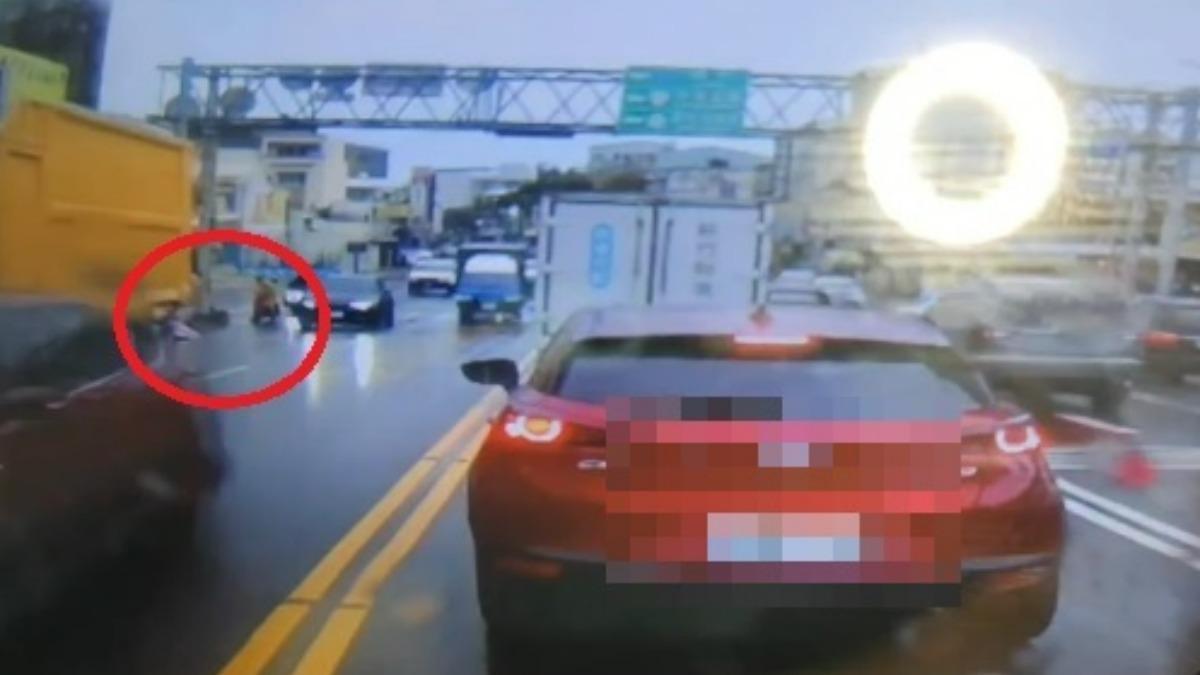 快訊／台南驚悚死亡事故！機車碰撞大貨車　女騎士頭部重創身亡