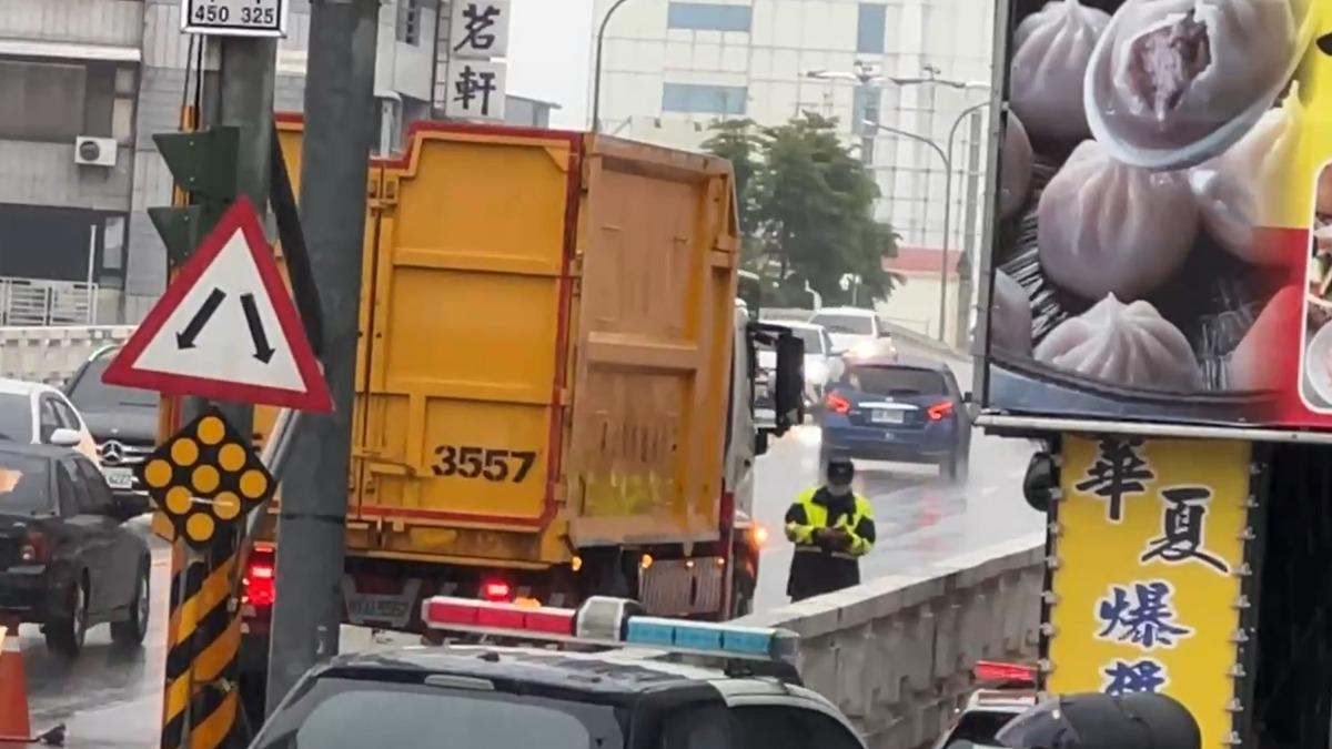 肇事的大貨車。(圖/TVBS)