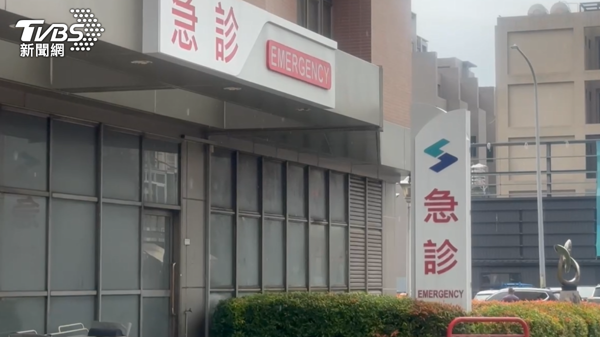 邵男仍在急救當中。(圖/TVBS)