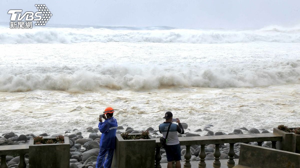 強颱「樺加沙」襲擊菲律賓北部,毀滅性強風豪雨造成土石流、洪水,超過一萬人緊急撤離。(圖/達志影像美聯社)