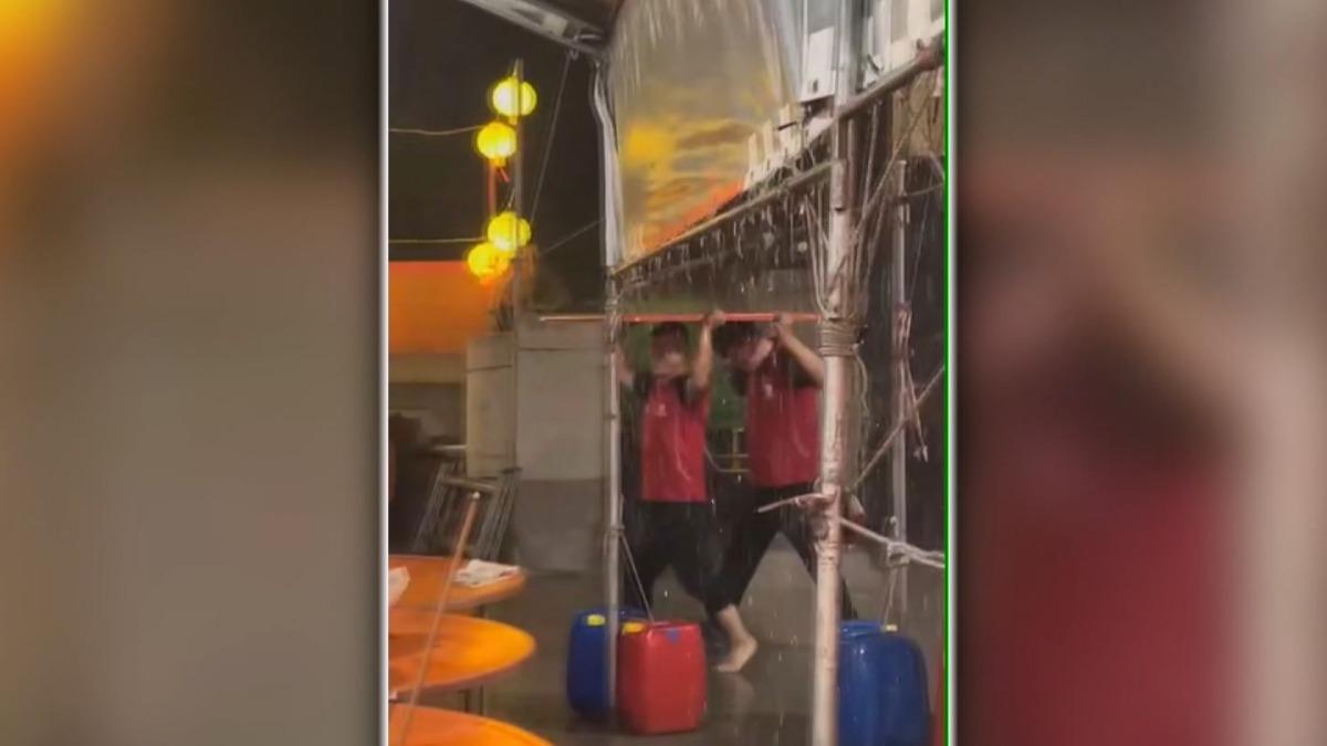 暴雨中的虔誠!台東廟「流水席」普度。(圖/廟方提供)