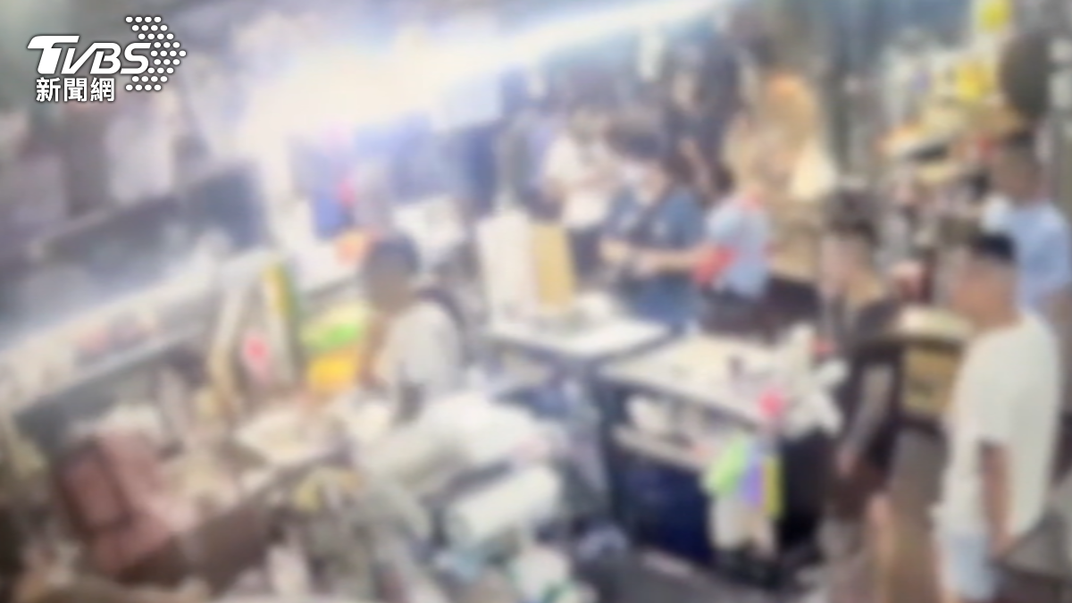 4惡煞盯業者做餐點,聲稱要替國外房東收租金。(圖/TVBS)