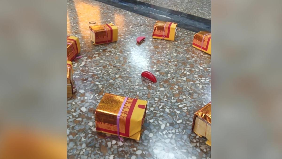 女於地藏庵擲出「立筊」震撼全場 4.8地震後依然佇立不倒。(圖/廟方提供)