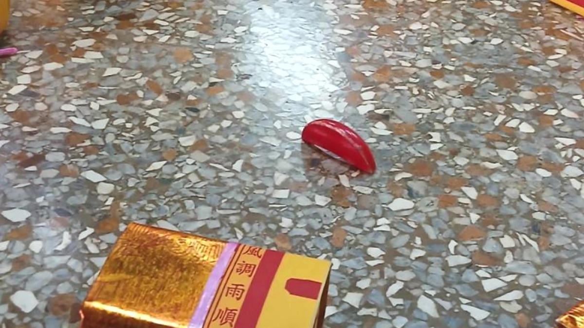 彰化女子鬼門關前擲出「立筊」。(圖/廟方提供)