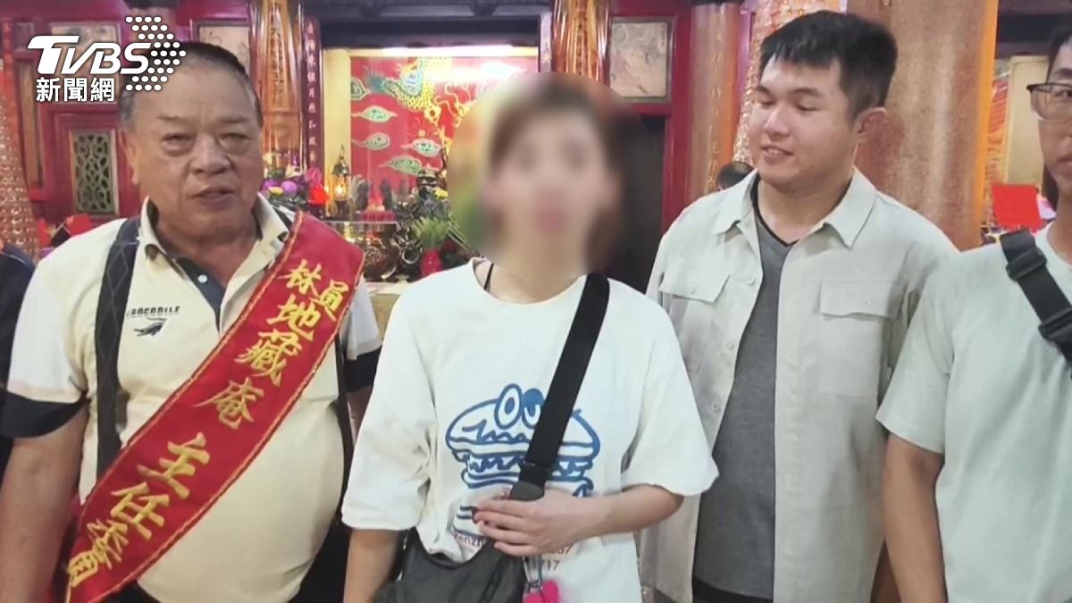 一名首次到廟裡拜拜的女子在問事時擲出了「立筊」。(圖/TVBS)