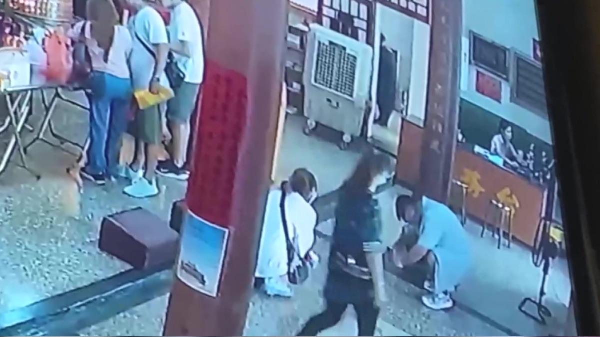 彰化女子鬼門關前擲出「立筊」 地震來襲竟絲毫不動搶拍合影。(圖/廟方提供)