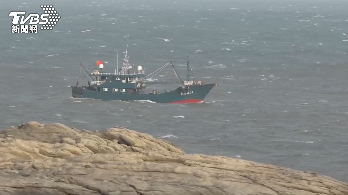 樺加沙襲台海象差，大陸漁船越界搶捕漁獲。（圖／TVBS）
