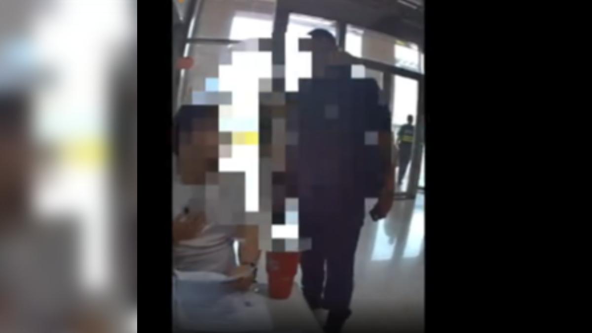 一名黃姓男子因勞資糾紛告上警局,卻因為不滿員警處理方式,拿出手機錄影,遭員警制止,雙方僵持不下。(圖/高雄市前鎮分局)